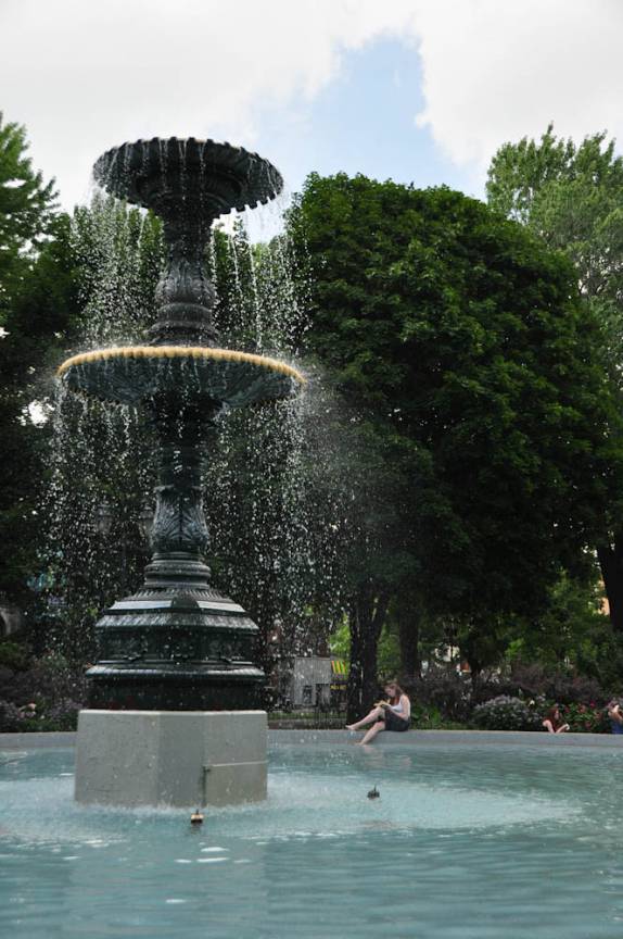 Hora da leitura sob a fonte, em Montreal, no Canadá